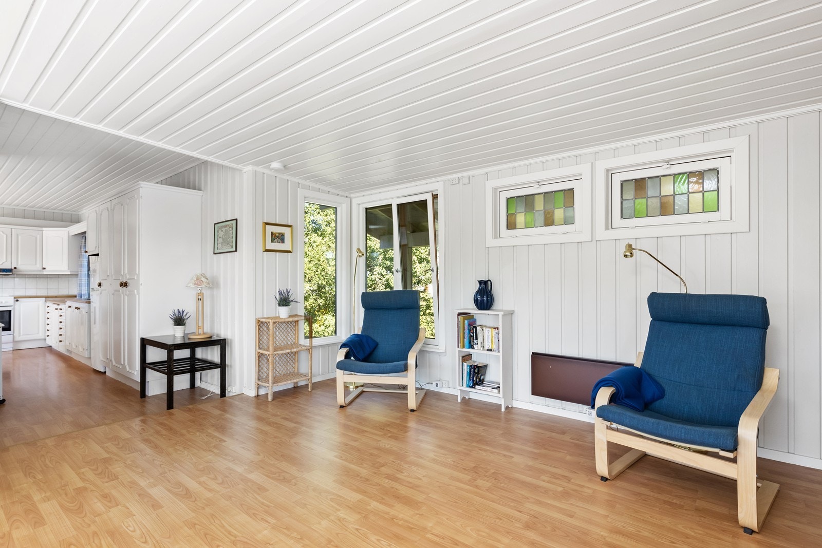 Stue og kjøkken i åpen løsning Galleribilde