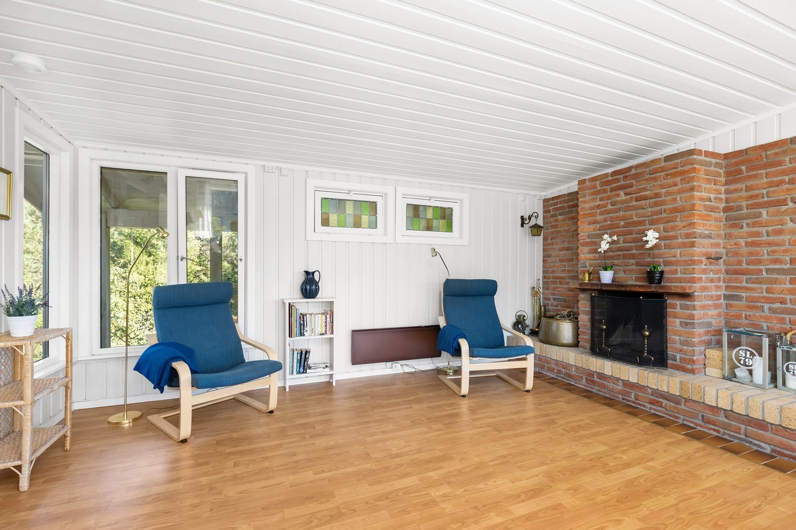 Romslig stue med åpen peis Galleribilde