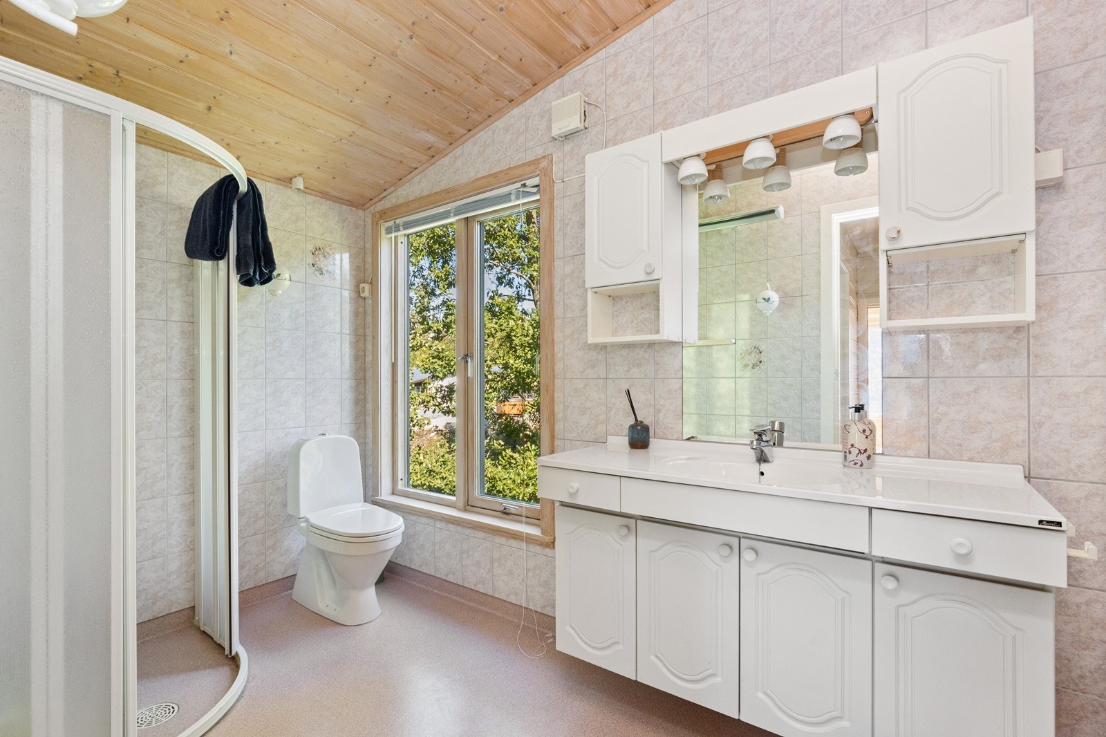 Bad med dusjhjørne, wc og stor servantinnredning Galleribilde