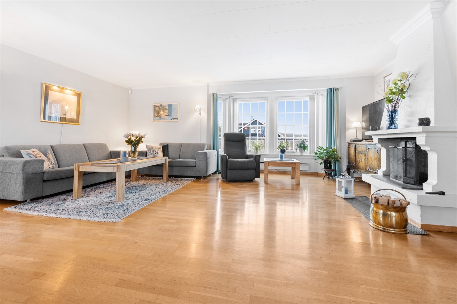 Luftig og lys stue. I stua er det "naturlige soner" for både sofagrupper og spisebord. Galleribilde