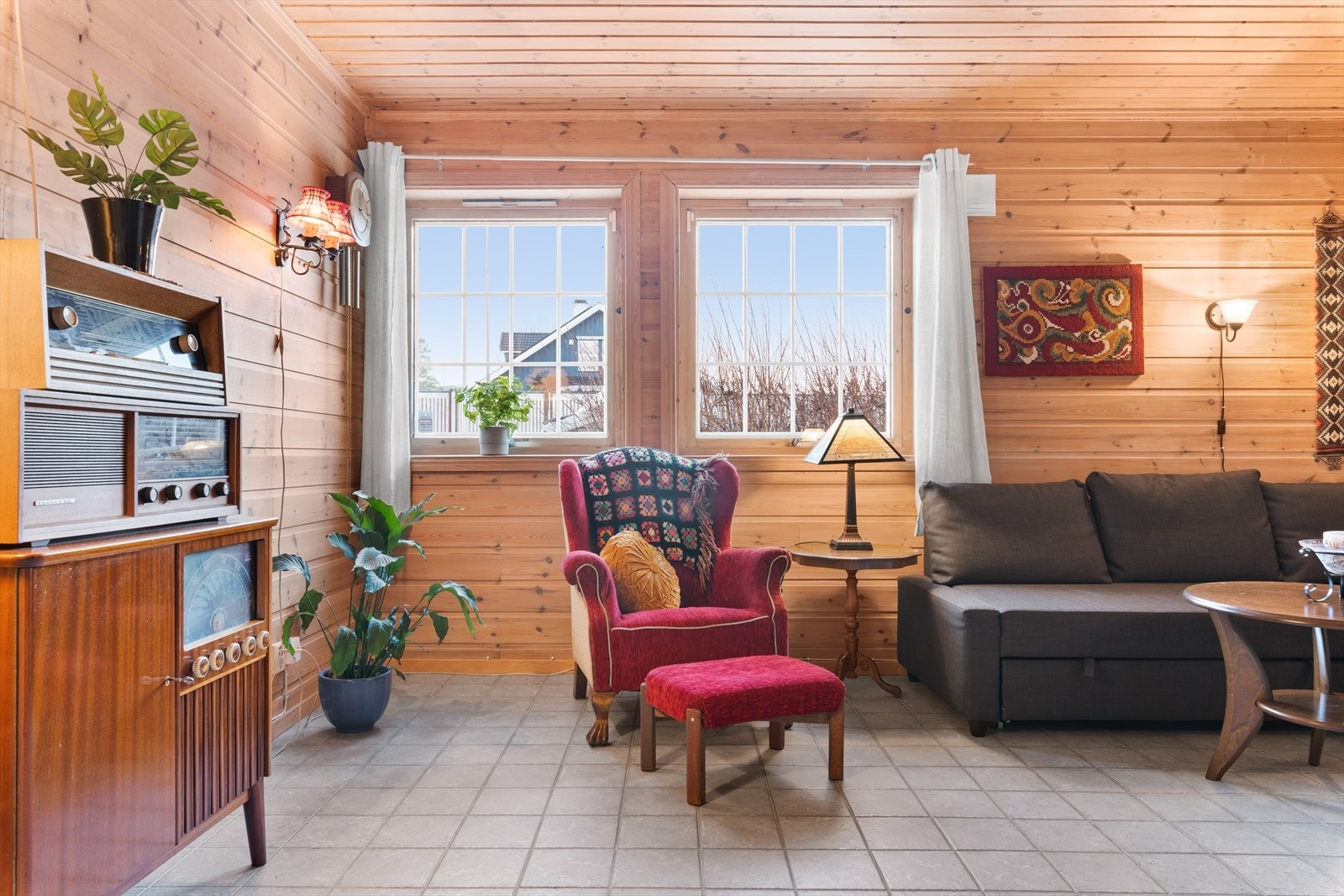 Stuen i underetasjen har god plass til møbleringsmuligheter. Galleribilde