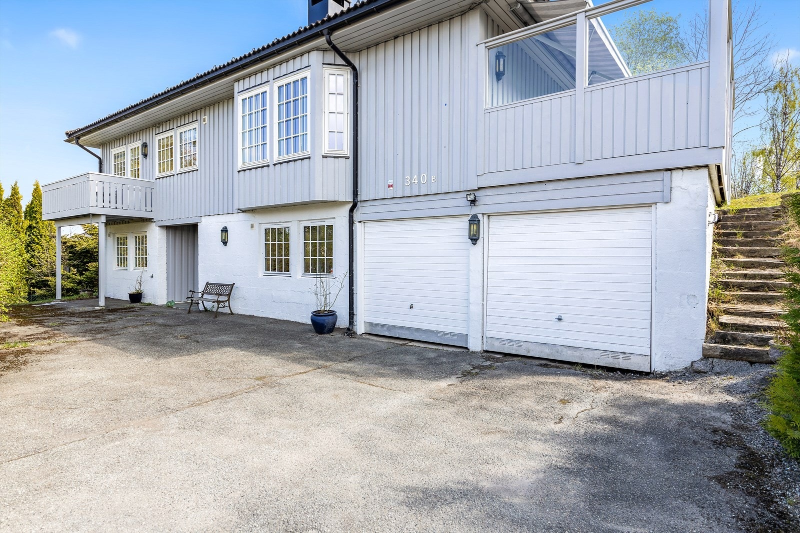 Gode parkeringsmuligheter på asfaltert gårdsplass, samt i dobbelt garasje Galleribilde