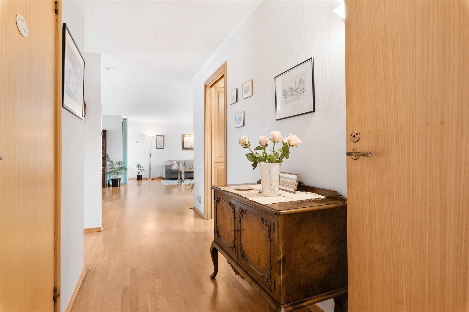 Gangen ut til stuen funker som et naturlig skille til de forskjellige rommene. Galleribilde