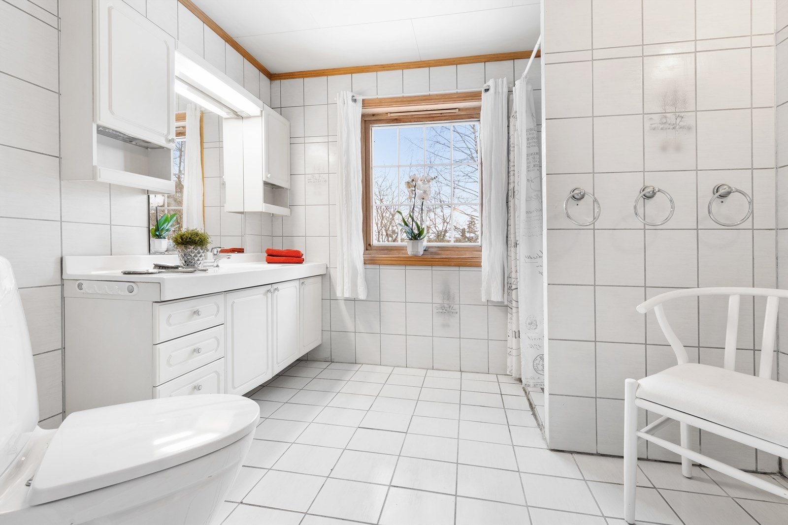 Badet i 1.etg er romslig med stor dusjnisje, servant i innredning sammen med speil og speilskap, samt gulvstående toalett. Galleribilde