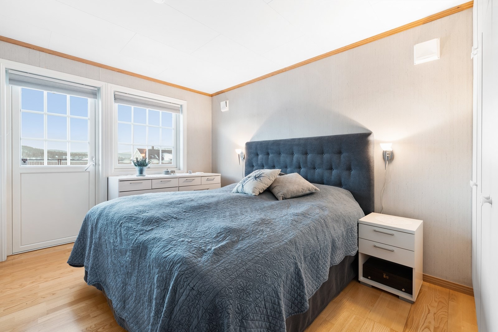 Hovedsoverommet har utgang til flott balkong på ca. 5,2 kvm. og store vindusflater som slipper inn rikelig med naturlig lys. Galleribilde