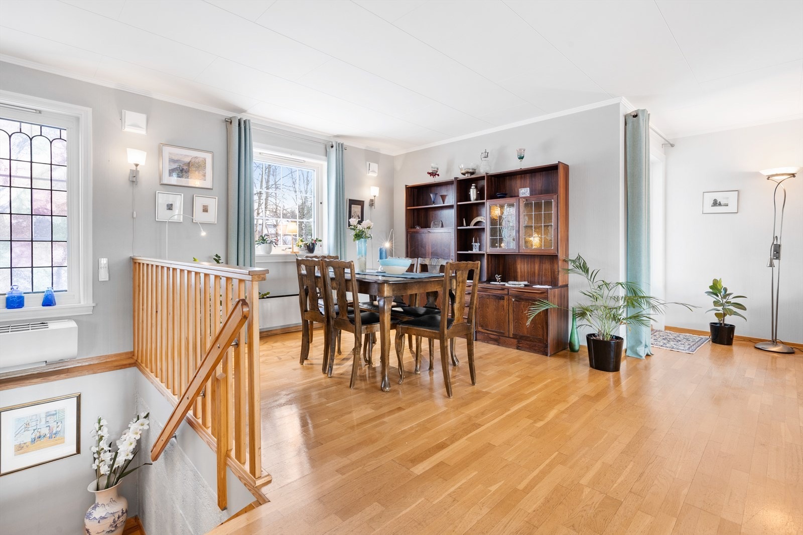 Spisehjørnet er naturlig avskilt fra stuen. I stuen finner man utgang til terrassen og hagen. Galleribilde