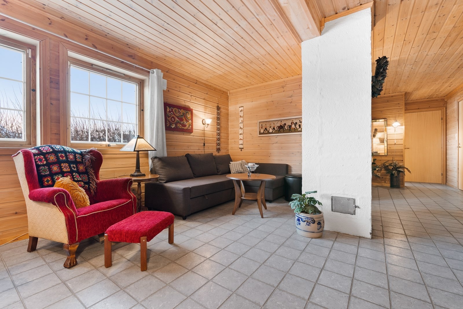 Stuen kommer med store vindusflater som slipper inn masse lys. Galleribilde