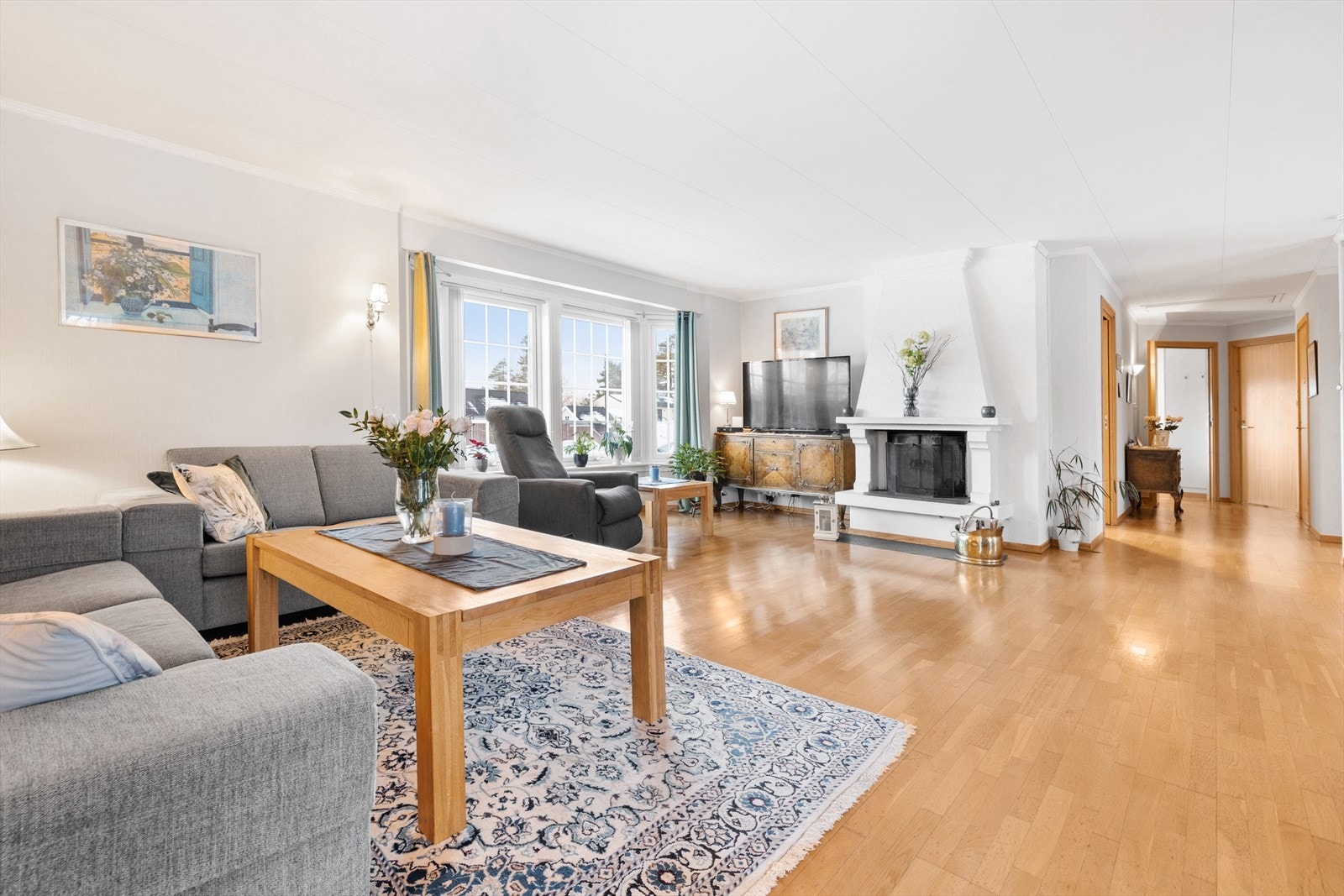 Det er både varmepumpe ved trappegang og peis i stua. Galleribilde