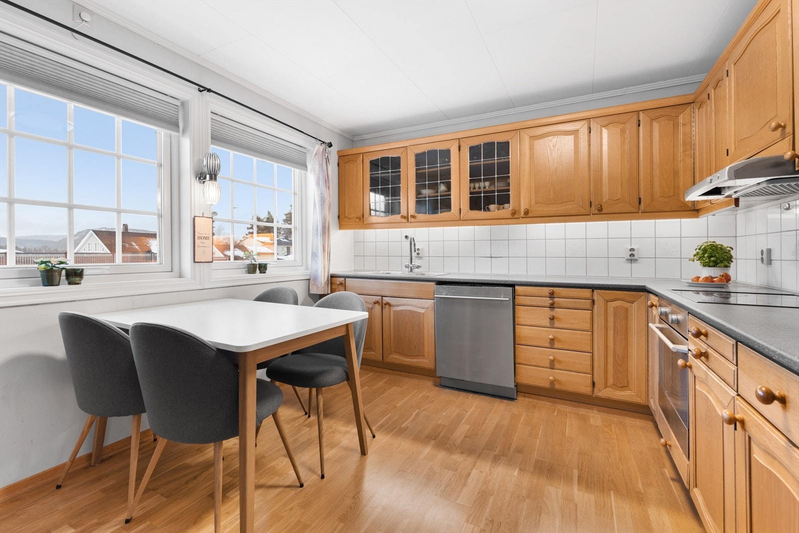 Romslig og lyst kjøkken i 1.etg med integrerte hvitevarer slik som platetopp og stekeovn. Frittstående kjøleskap og oppvaskmaskin. Galleribilde