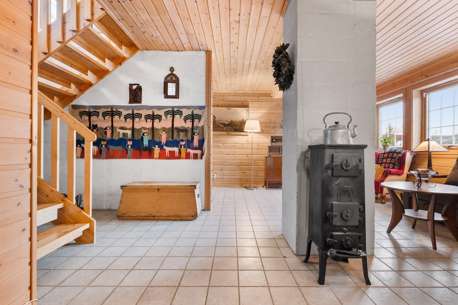 Deler av stue i underetasjen var opprinnelig hobbyrom/bod. Veggene er i dag fjernet og er innredet som stue/oppholdsrom. Dette er ikke omsøkt, se pkt. "ferdigattest". Galleribilde