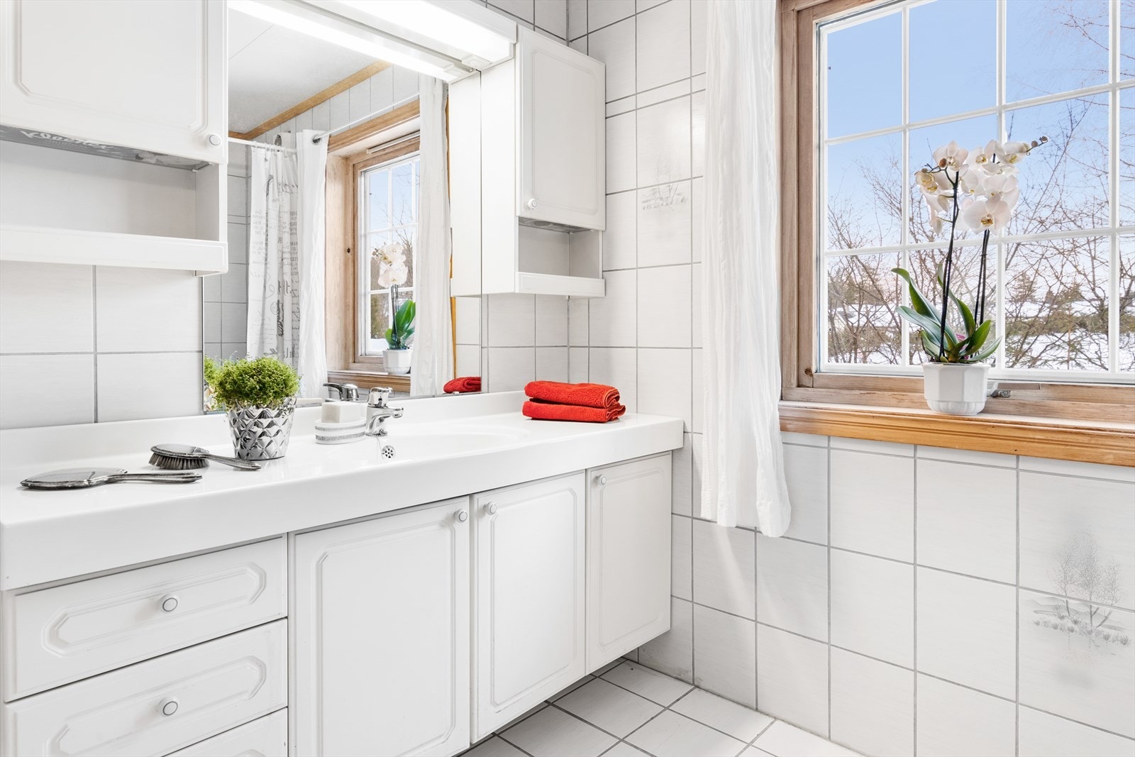 På badet er det god skap- og benkeplass for gode lagringsmuligheter. Galleribilde