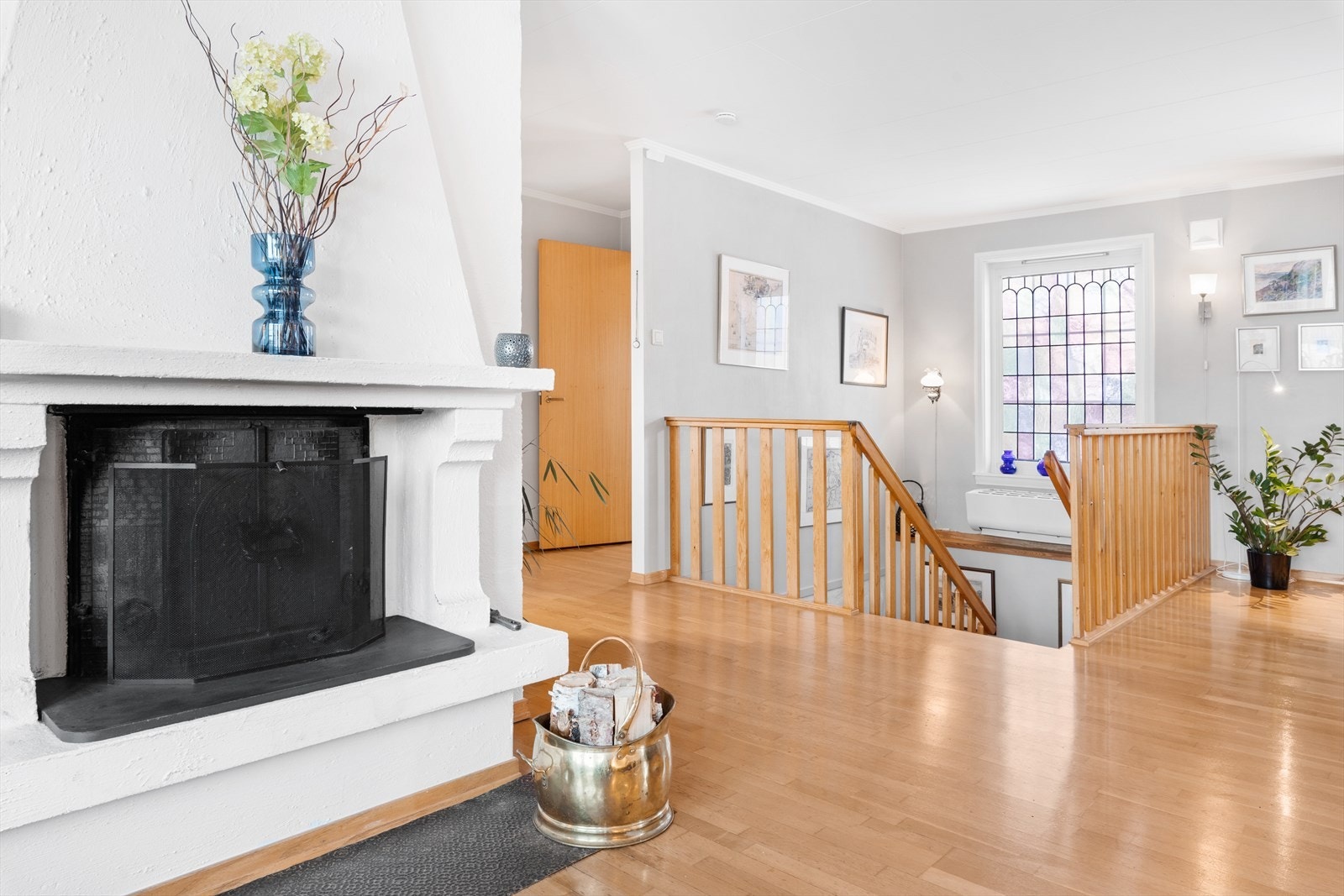 Trappegang ned til underetasjen. I trappen er det varmepumpe. Galleribilde