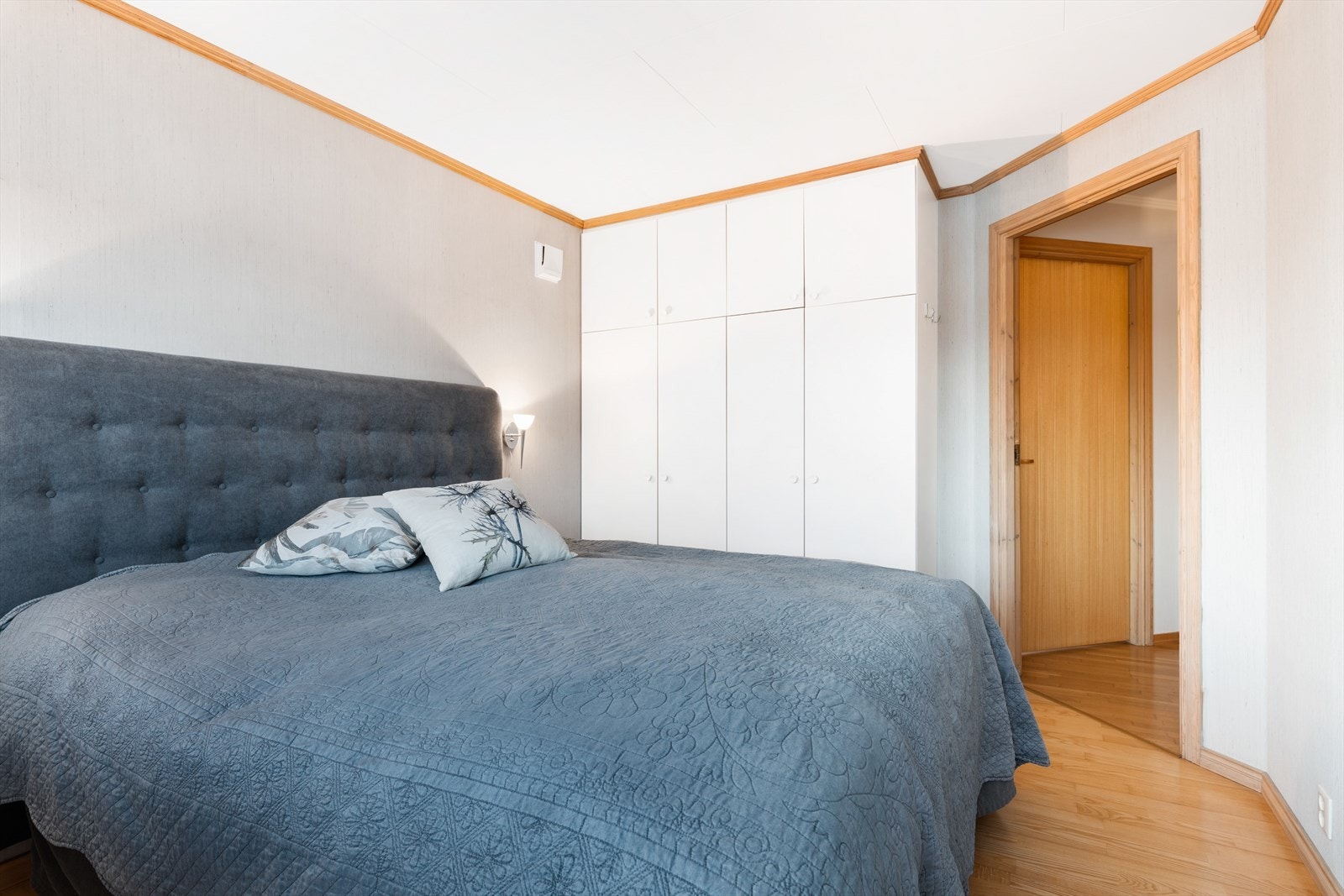 Integrert skapplass med gode lagringsmuligheter på hovedsoverommet. Galleribilde