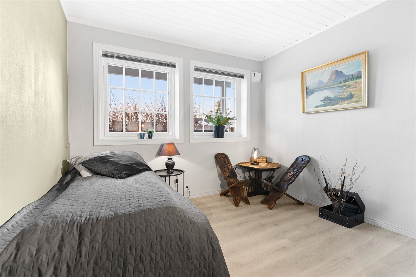 Soverommet i underetasjen har store vindusflater som slipper inn naturlig lys. Galleribilde