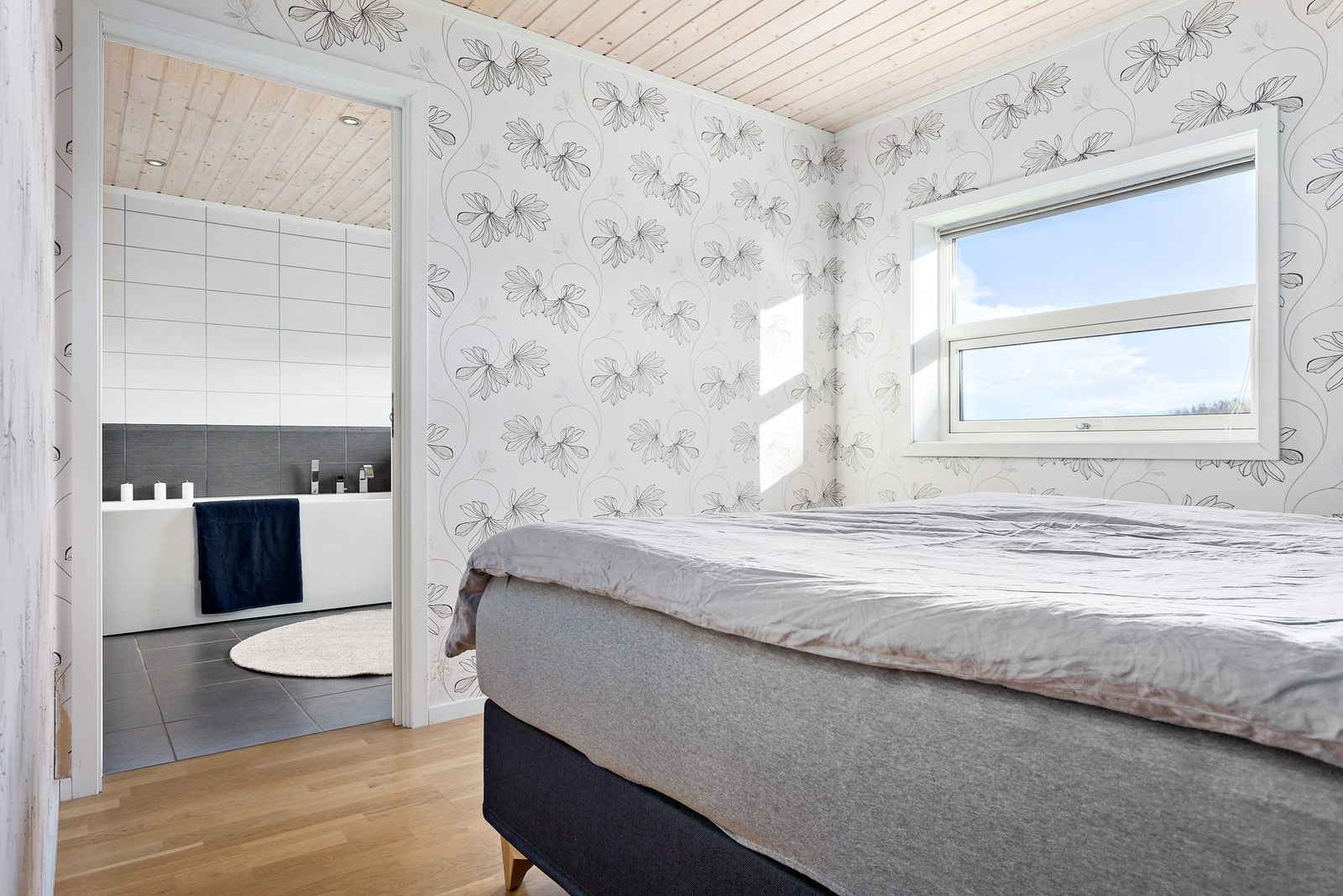 Fra soverommet har man egen inngang til badet Galleribilde
