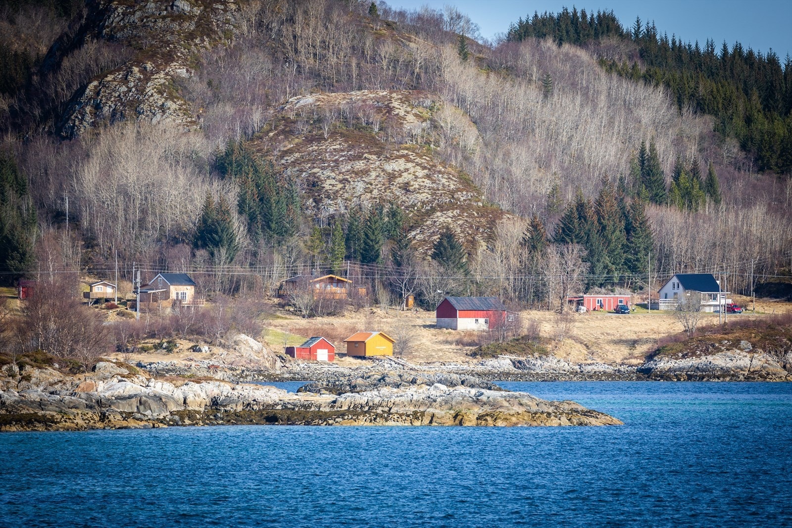 Hytte med det tilhørende gule naustet. Det er ca. 75 meter mellom hytte og naust Galleribilde