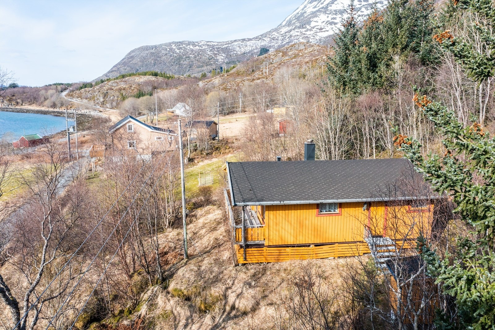 Tomten omkring hytta er på 868 m2. Vedskul og et eldre utedo er plassert ved hytta. Galleribilde