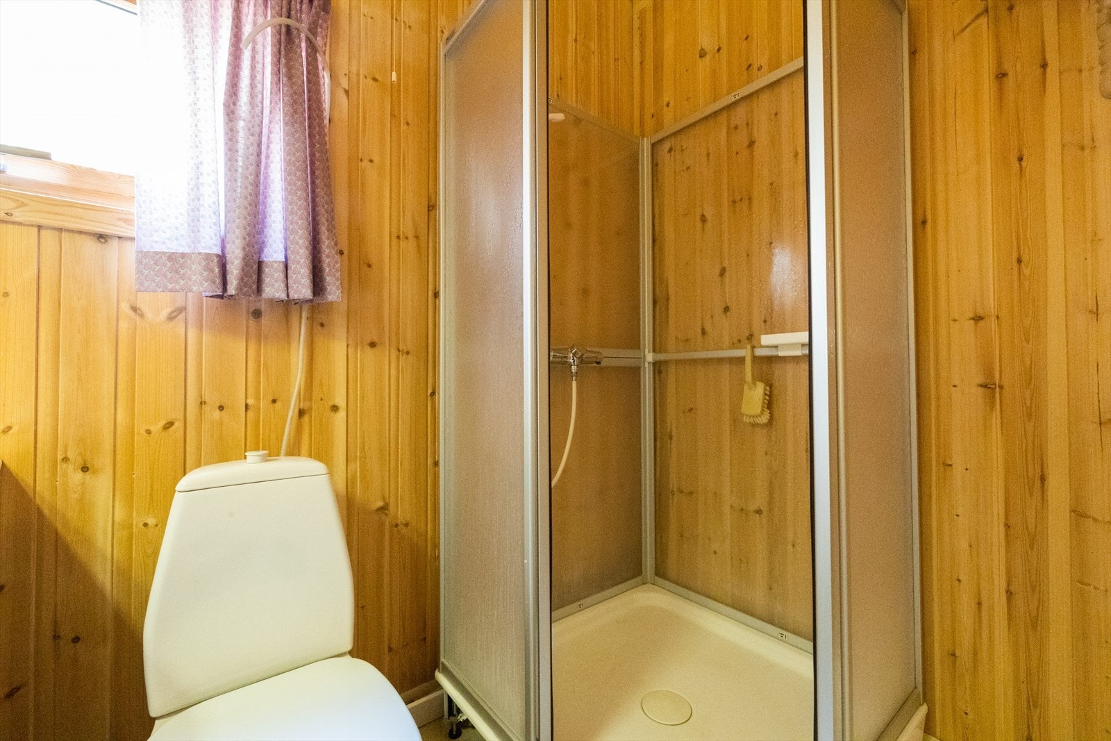 Badet har dusjkabinett Galleribilde