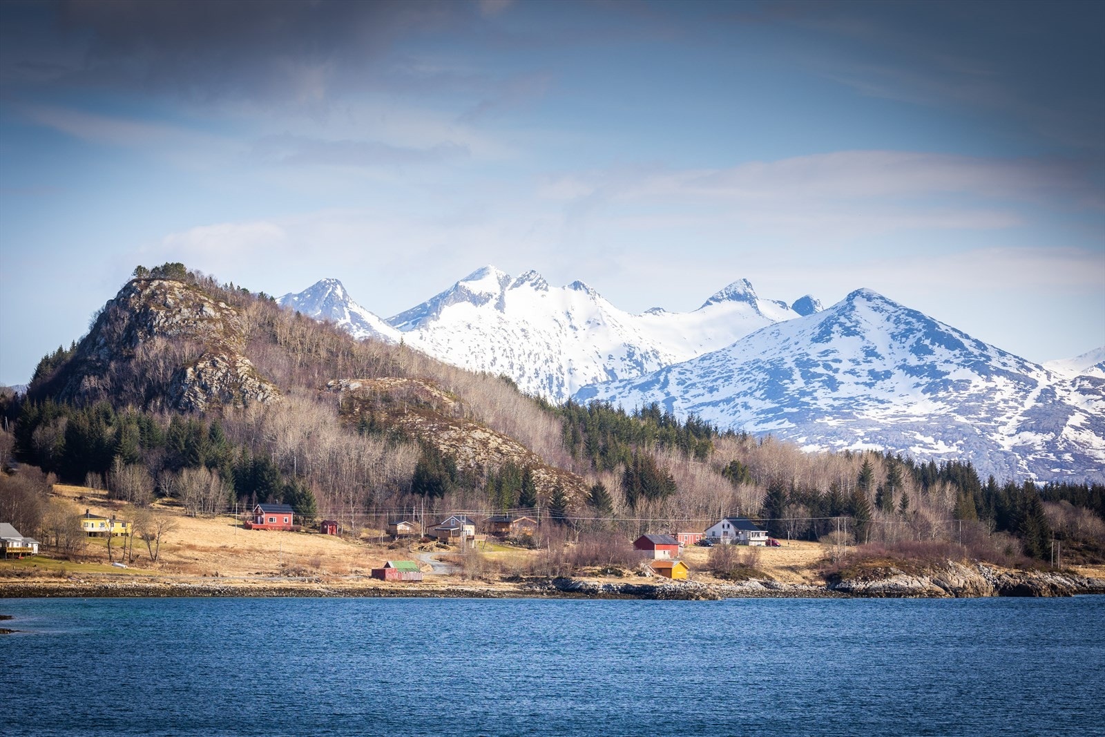 Tomskjevelen 922 moh. rager i bakgrunnen. En av Helgelands fineste toppturer? Galleribilde