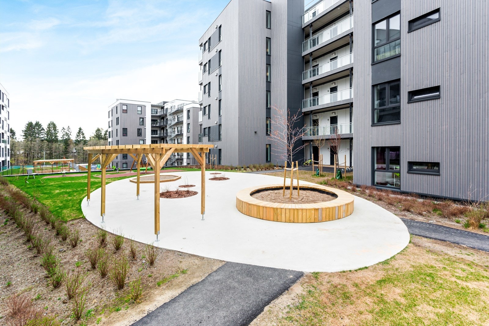 Det er grusede internveier og flere hyggelige møteplasser for beboerne med plassbygde bed og felles sittegrupper. Galleribilde