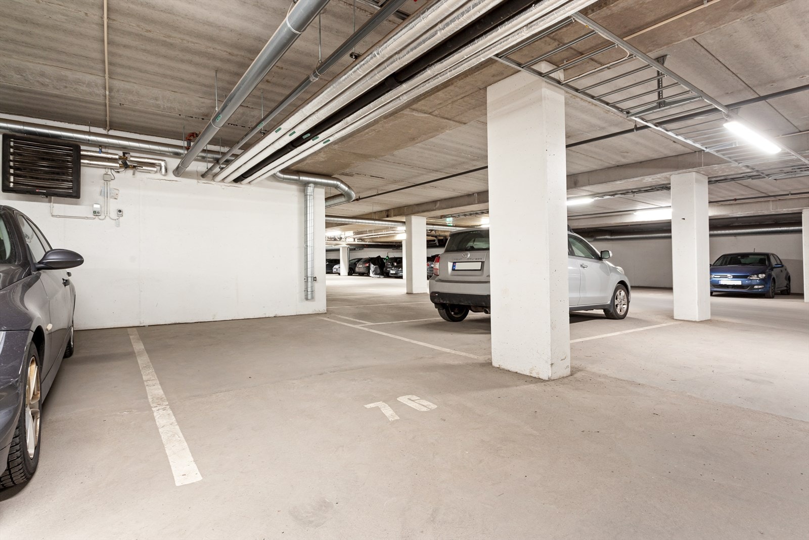 Biloppstillingsplass under bygningen medfølger leiligheten. Samt en kjellerbod på 5,5 m²! Galleribilde