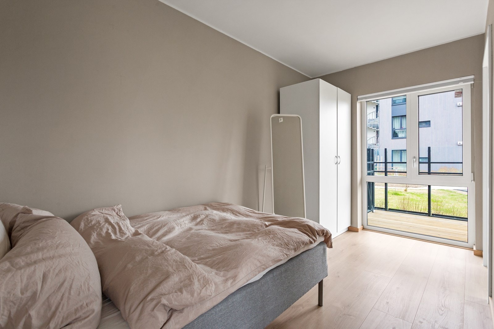 Soverom 1 har godt med lys, vegger er malt i moderne farger. Garderobeskap med glatte fronter. Galleribilde