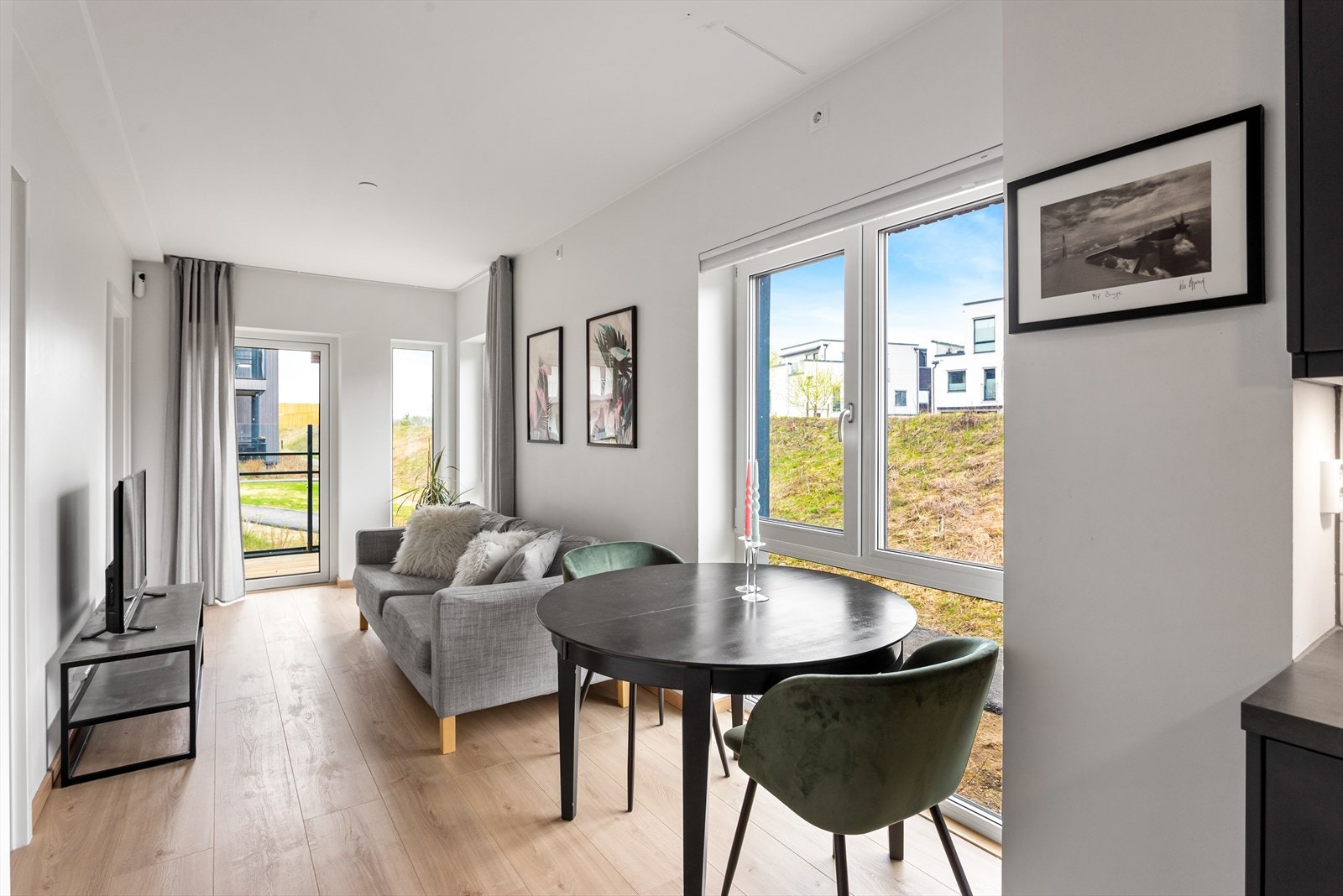 Den åpne løsning mellom kjøkken og stue, bidrar til at leiligheten føles lys og luftig. Galleribilde