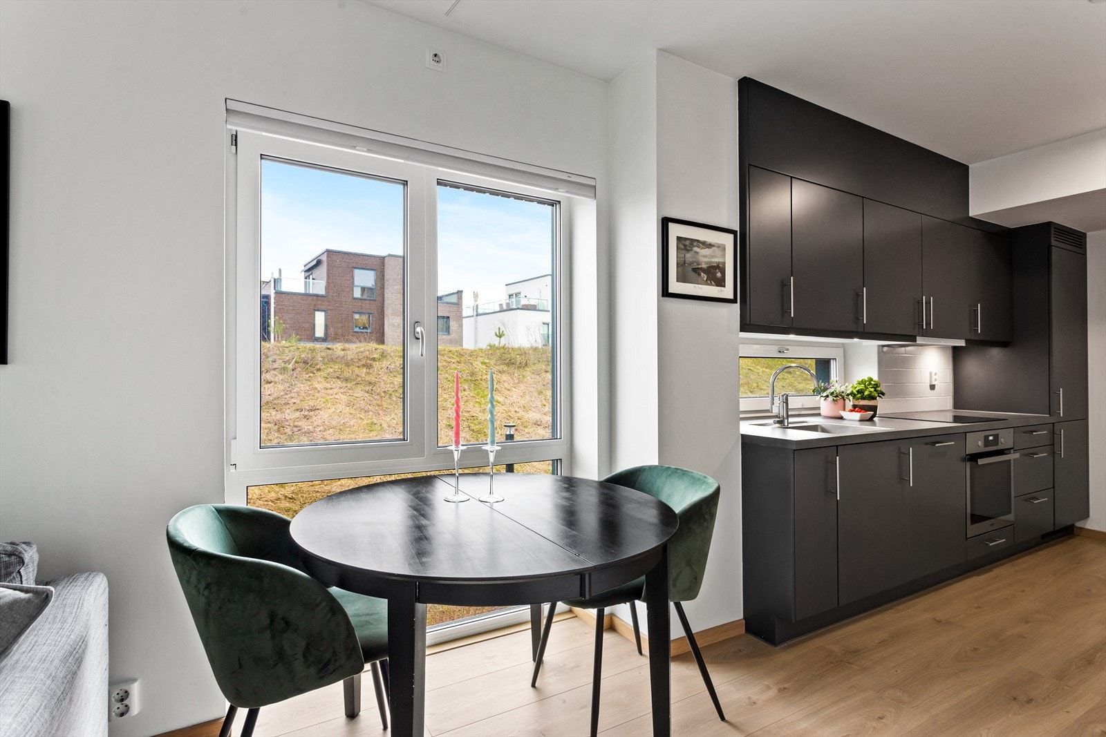 Flott åpen kjøkken-/stueløsning, med koselig spiseplass. Galleribilde