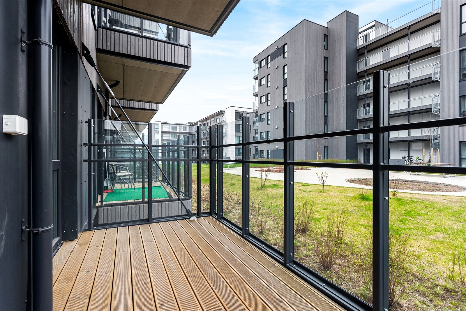 Glassinnebygd stor vestvendt terrasse på 6 m². Galleribilde