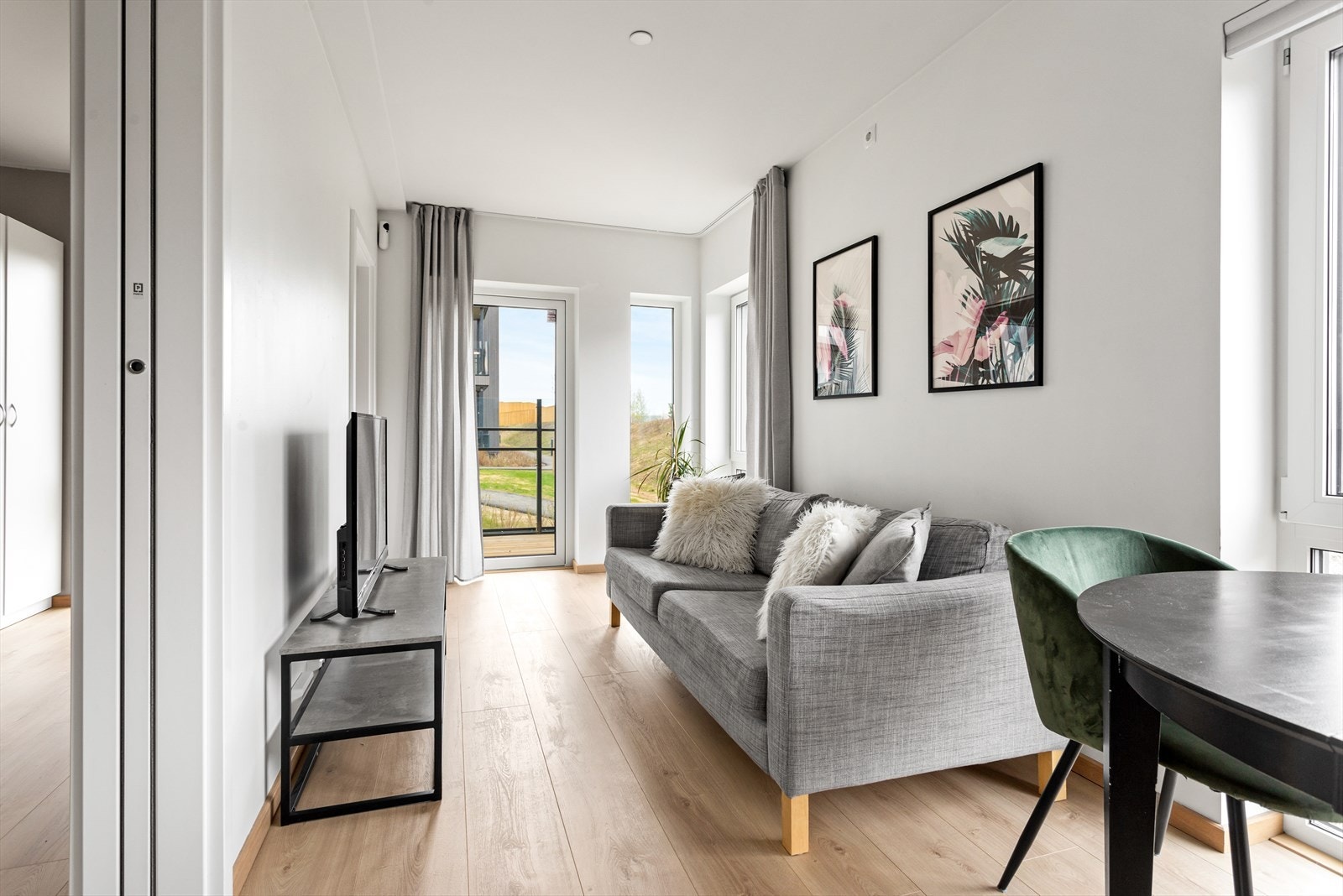 Fra stuen er det utgang til vestvendt terrasse, her kan du nyte morgen kaffen. Galleribilde