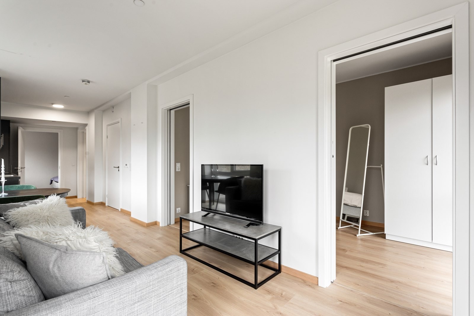 I stuen er det plass til tv- møbel. Videre er stuen i tilknytning til et av boligen soverom med skyvedører. Galleribilde