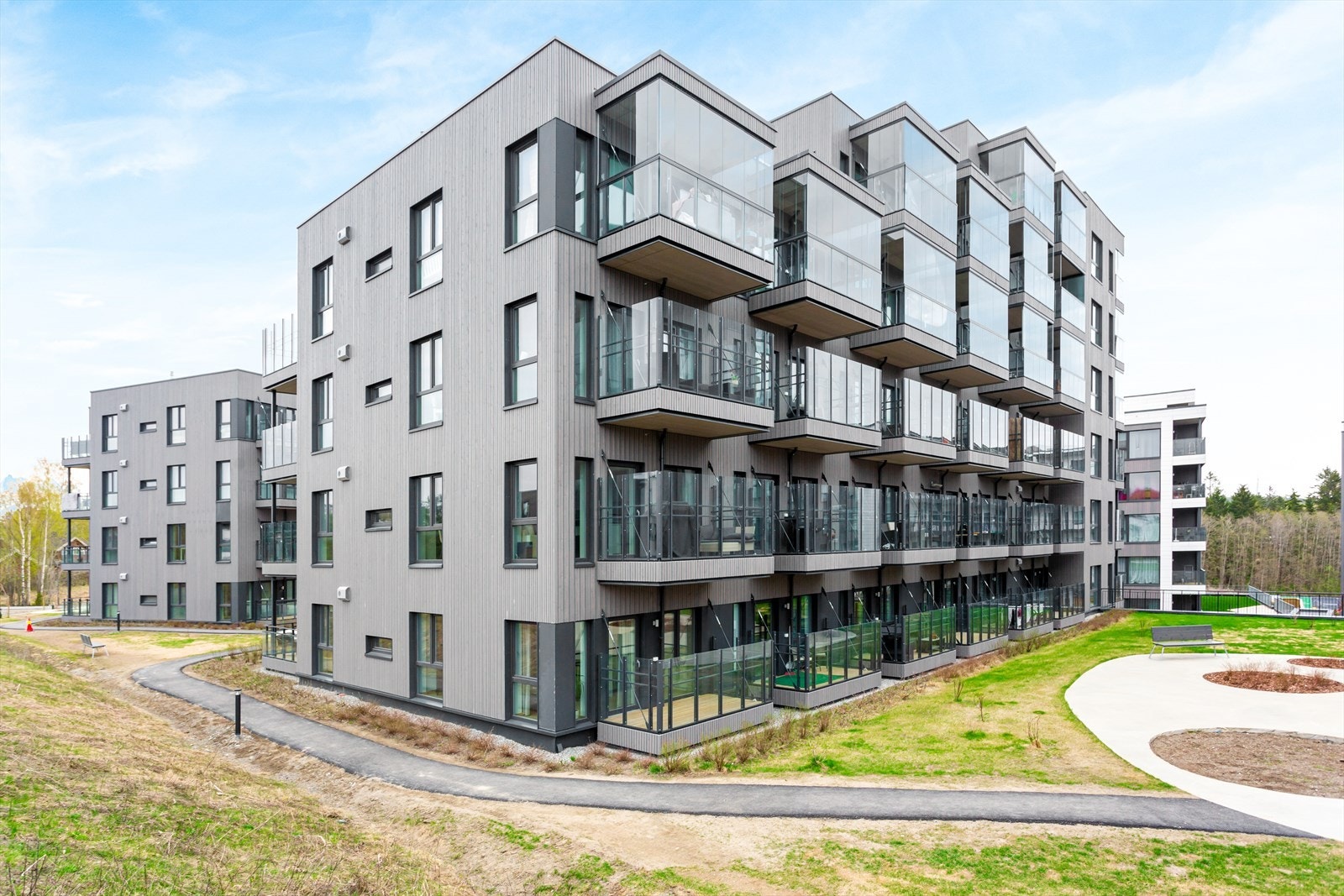 Leiligheten ligger i byggets første etasje, var ny i 2021 og holder god standard. Galleribilde