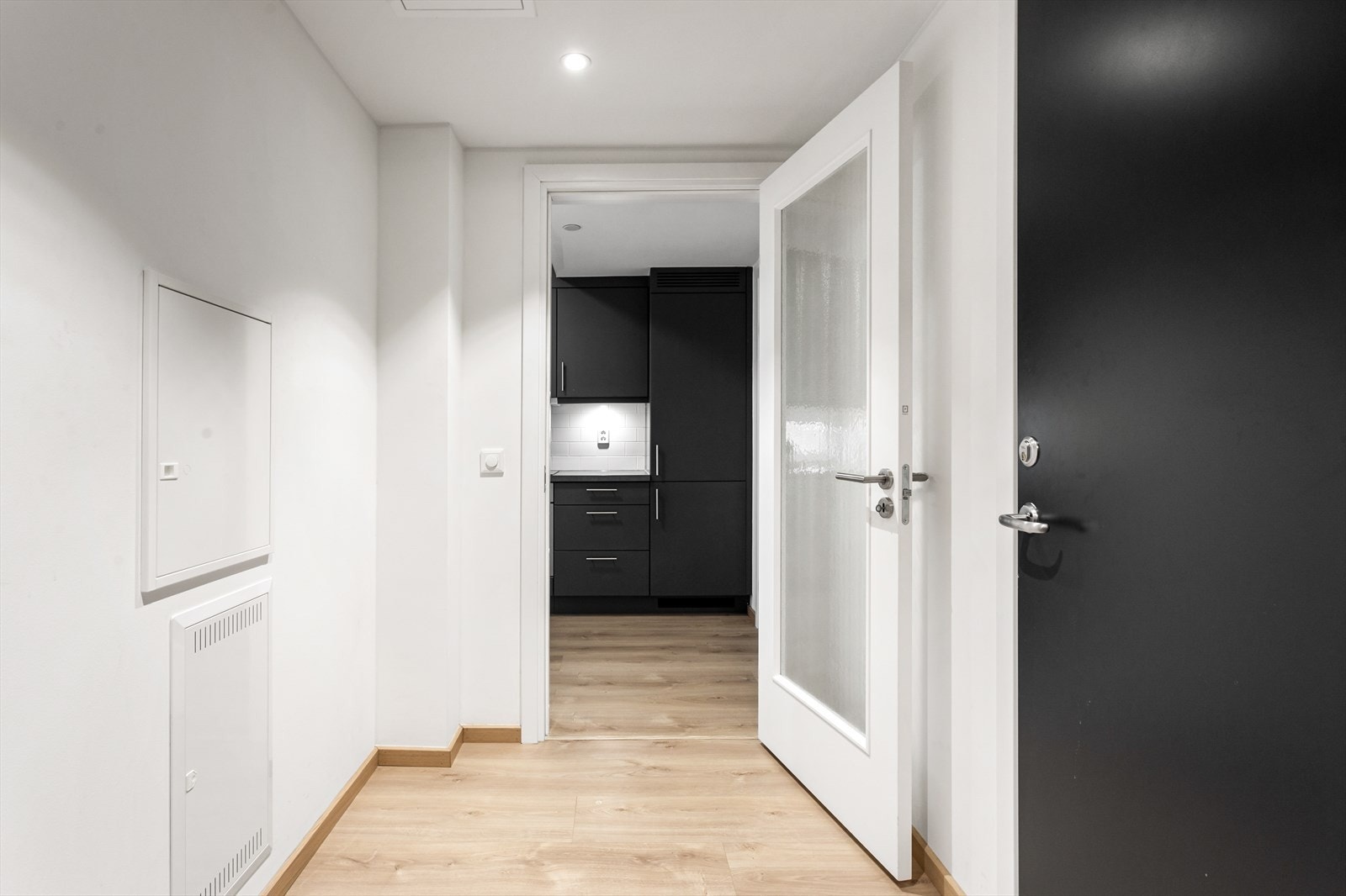 Rett innenfor ytterdøren har du adkomst til bod med god plass for yttertøy, sko, støvsuger, strykebrett og liknende. Galleribilde