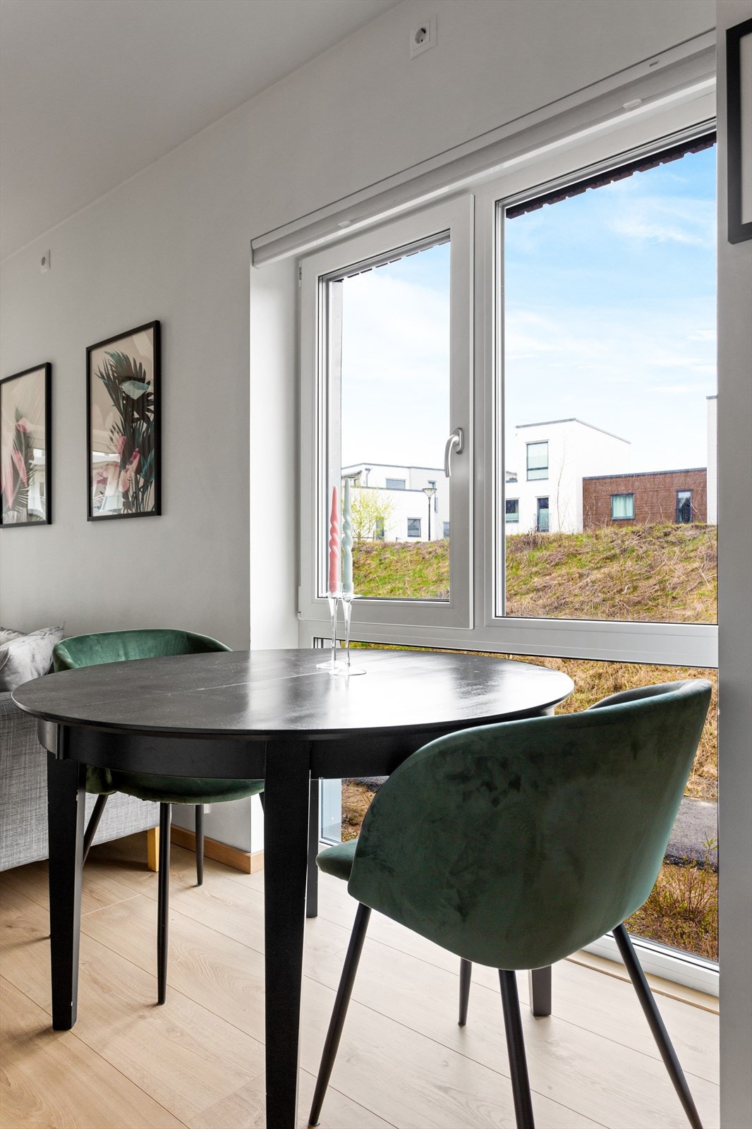 Store vindusflater bidrar til godt med naturlig lys. Galleribilde