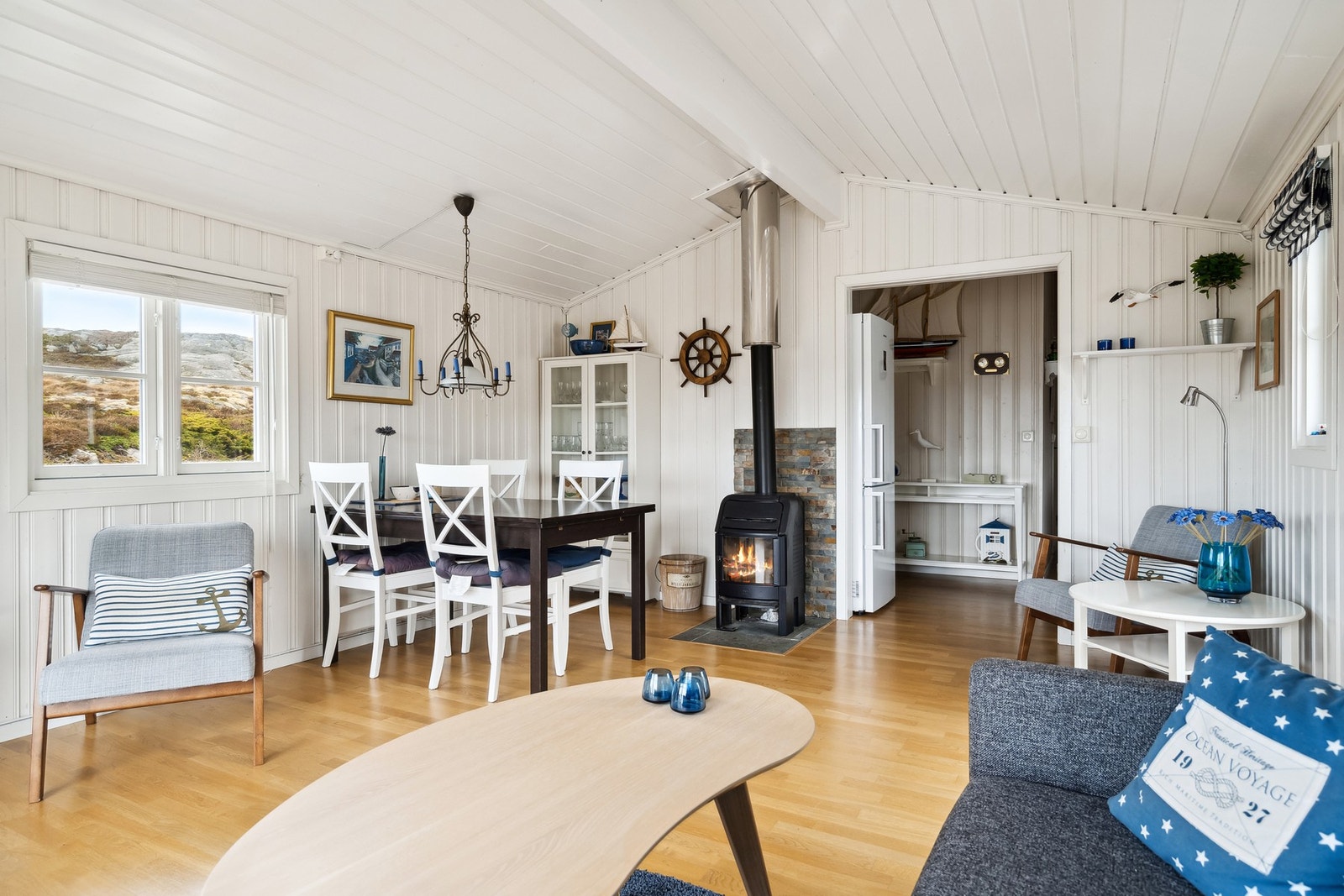 Det er vedfyring i hytten som gir en lun og behagelig varme. Galleribilde