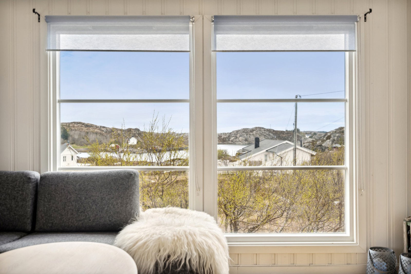 Fra stuen er det flott utsikt ned mot sjøen. Galleribilde