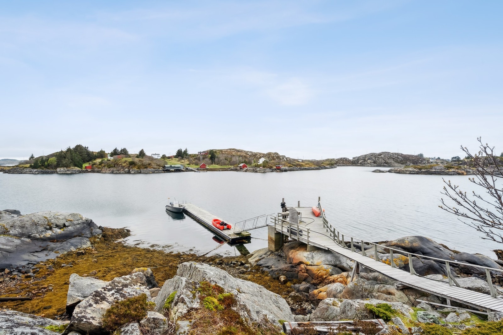 Hytten har egen båtplass både på Henriksøya og ved parkeringsplassen som medfølger i handelen. Galleribilde
