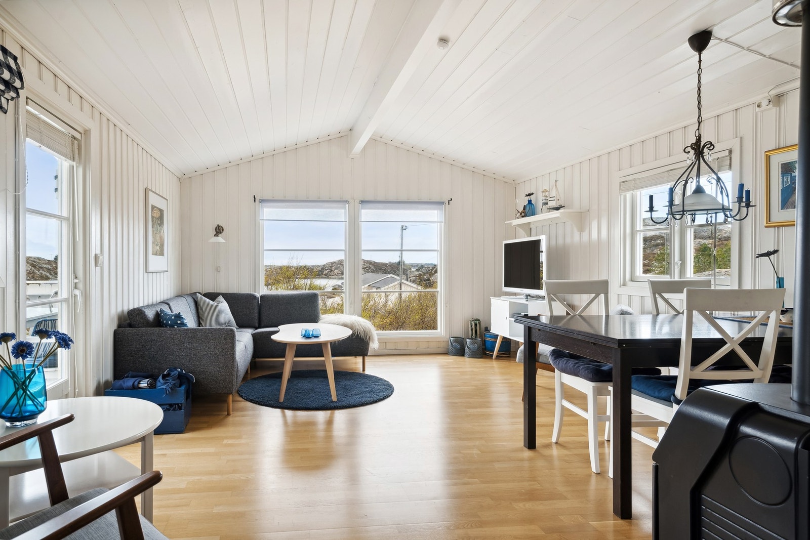 God plass til sofakrok og spisebord. Galleribilde