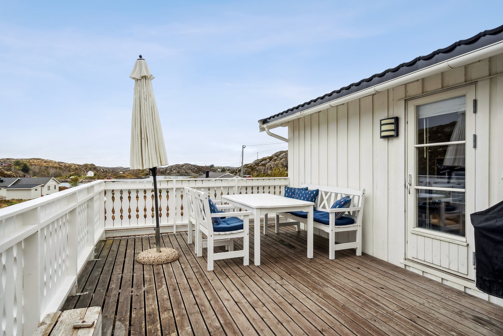 Flott platting med fin utsikt mot sjøen. Galleribilde