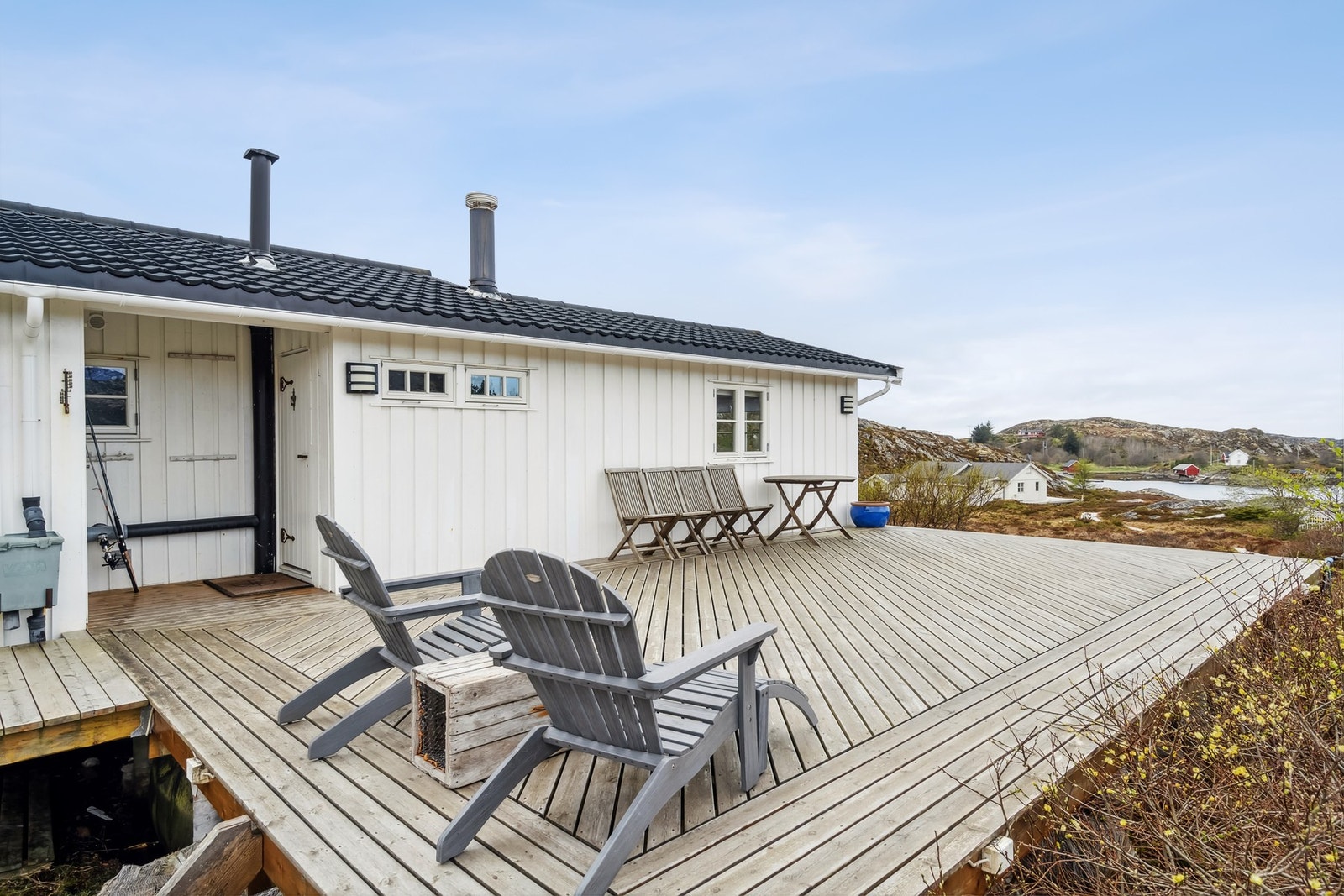 Rundt hytten er det opparbeidet med platting. Galleribilde