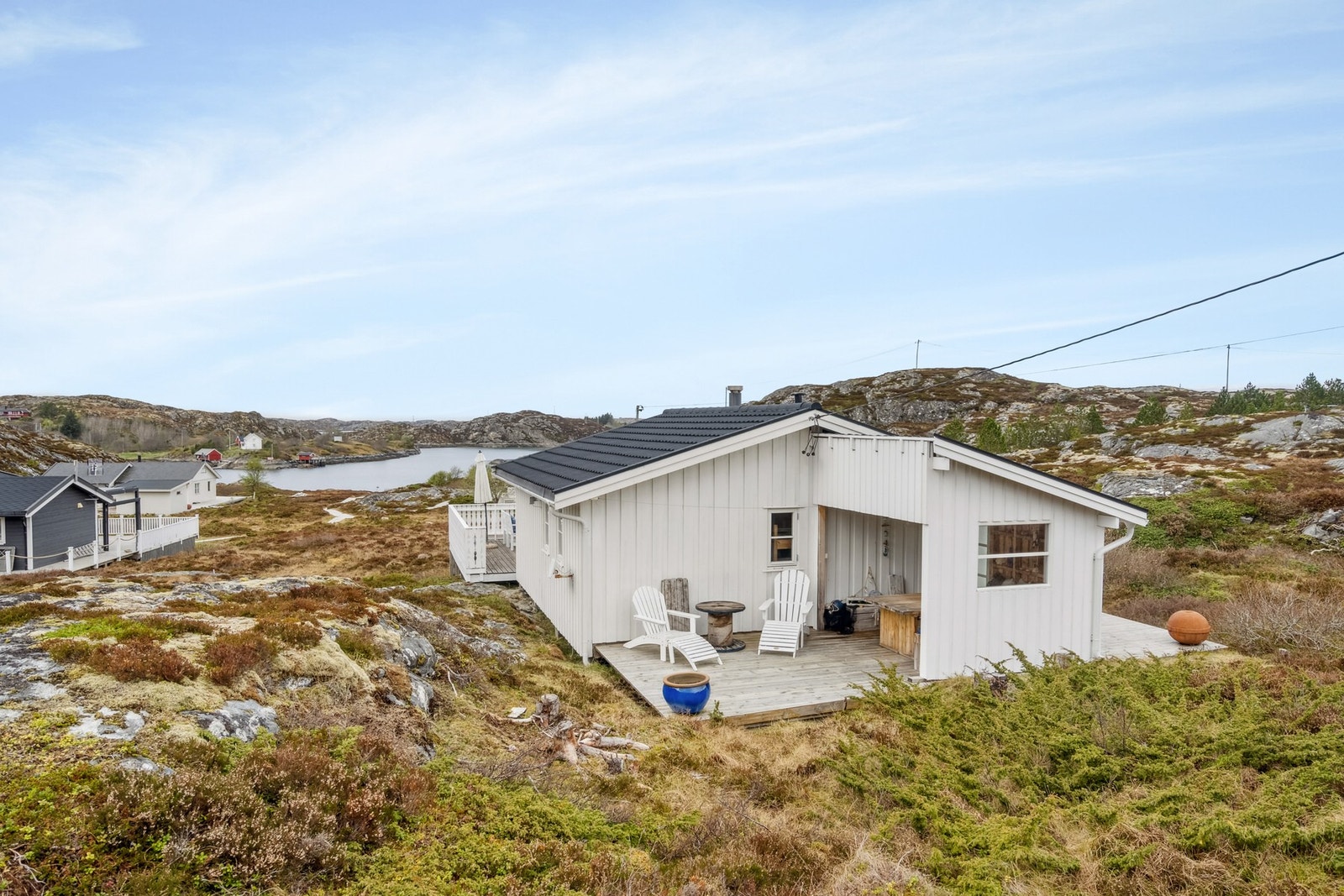 Hytten ligger i et lite hyttefelt som har sjøen som nærmeste nabo. Galleribilde