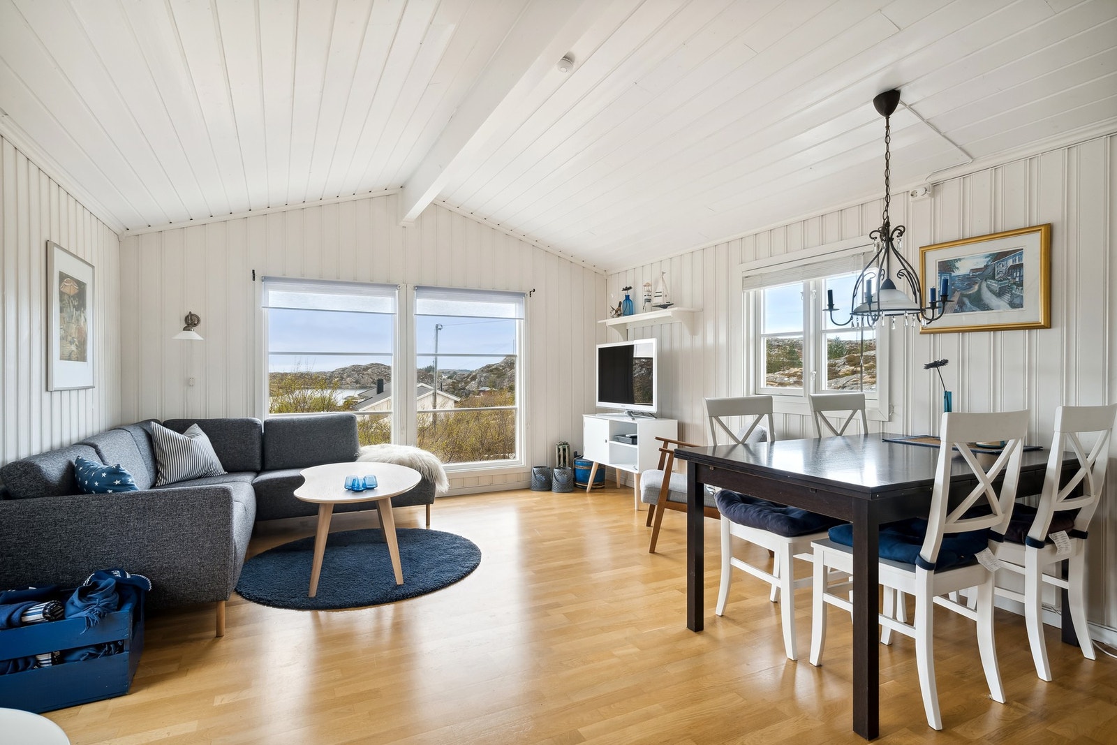 Stuen er romslig og har flere møbleringsmuligheter. Galleribilde