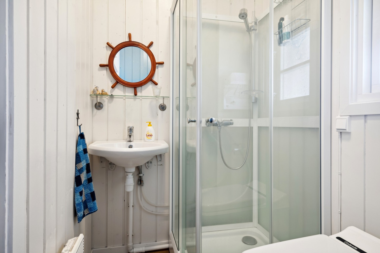 Badet er installert med servant og dusj i tillegg til Cinderella toalett. Galleribilde