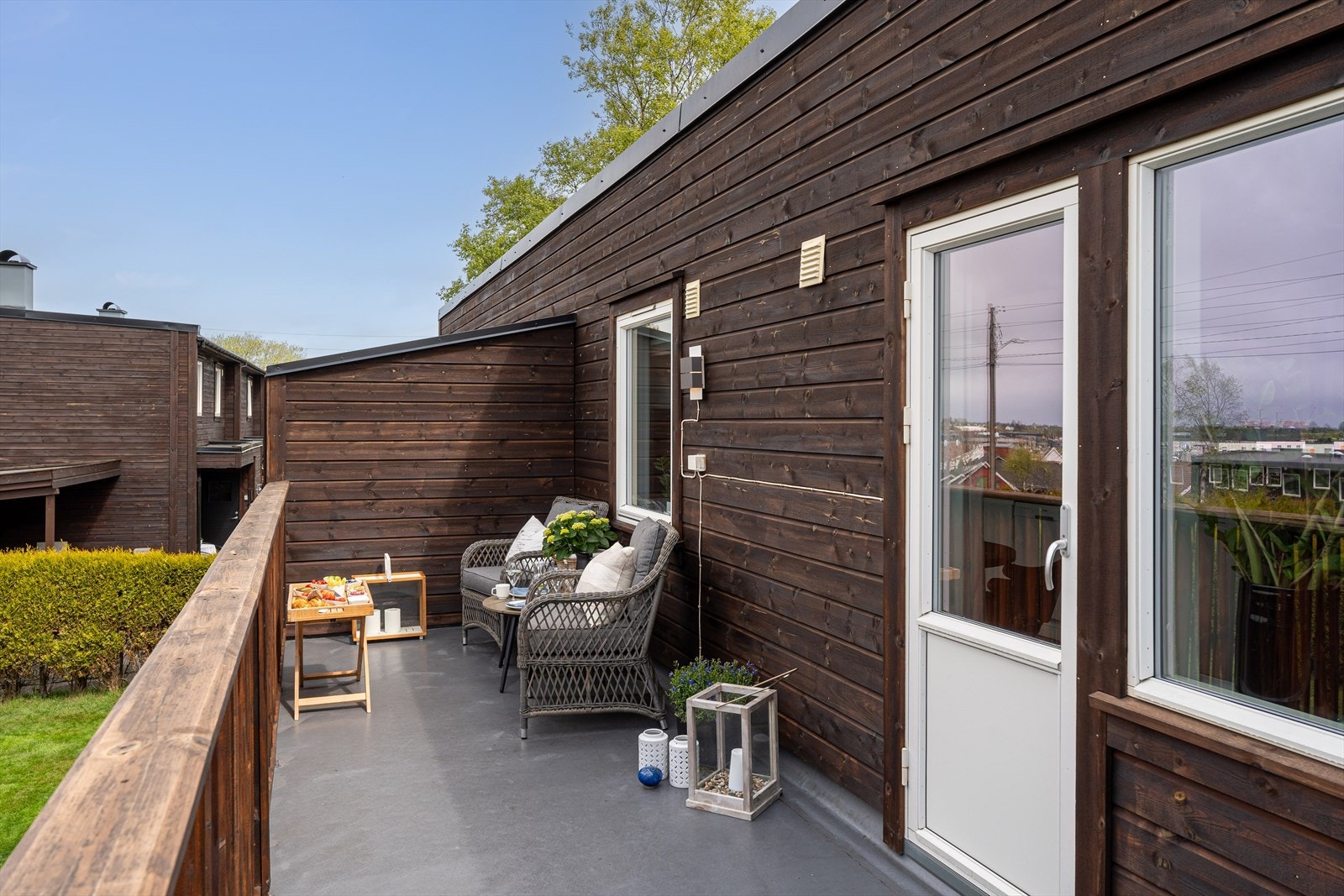 Fra stuen er det utgang til denne herlige terrassen med upåklagelige solforhold og utsikt! Galleribilde