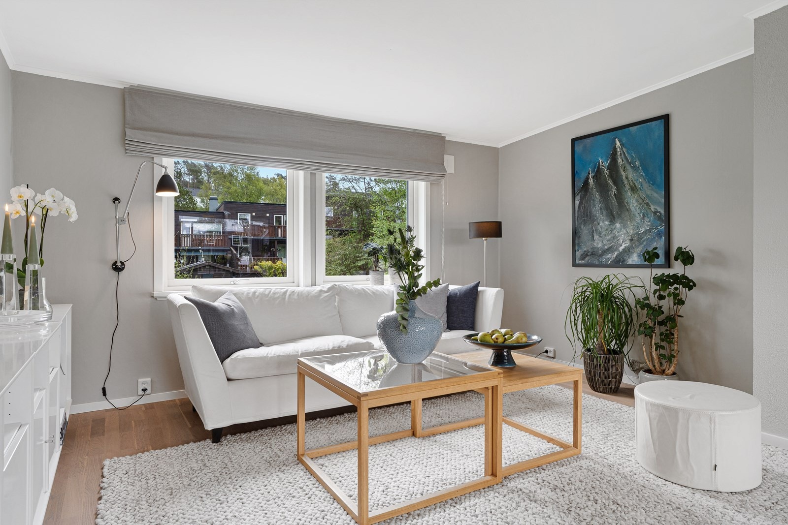 Det er god plass til å dele stuen inn i forskjellige soner med både sofagruppe og spisebord med stoler. Galleribilde