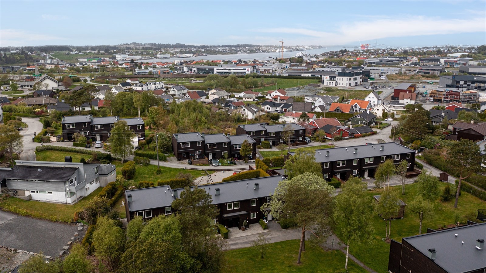 Det er kort avstand til Oasen Storsenter med en rekke butikker, treningssenter, tannlege og legekontor samt flere flotte turområder. Galleribilde