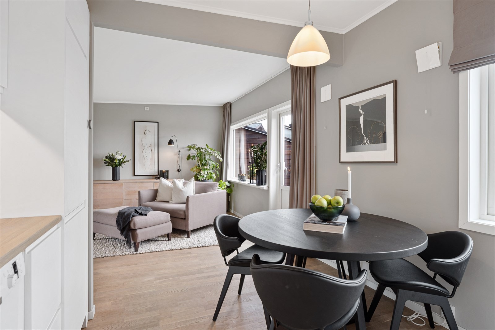 God plass til spisebord med tilhørende stoler. Galleribilde