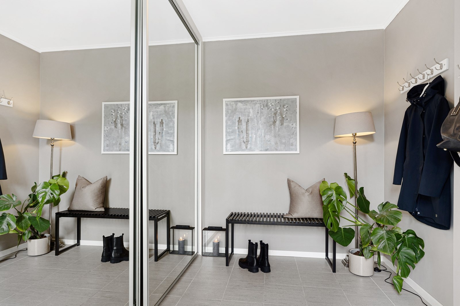 Bi-inngang med stor skyvedørsgarderobe. Galleribilde