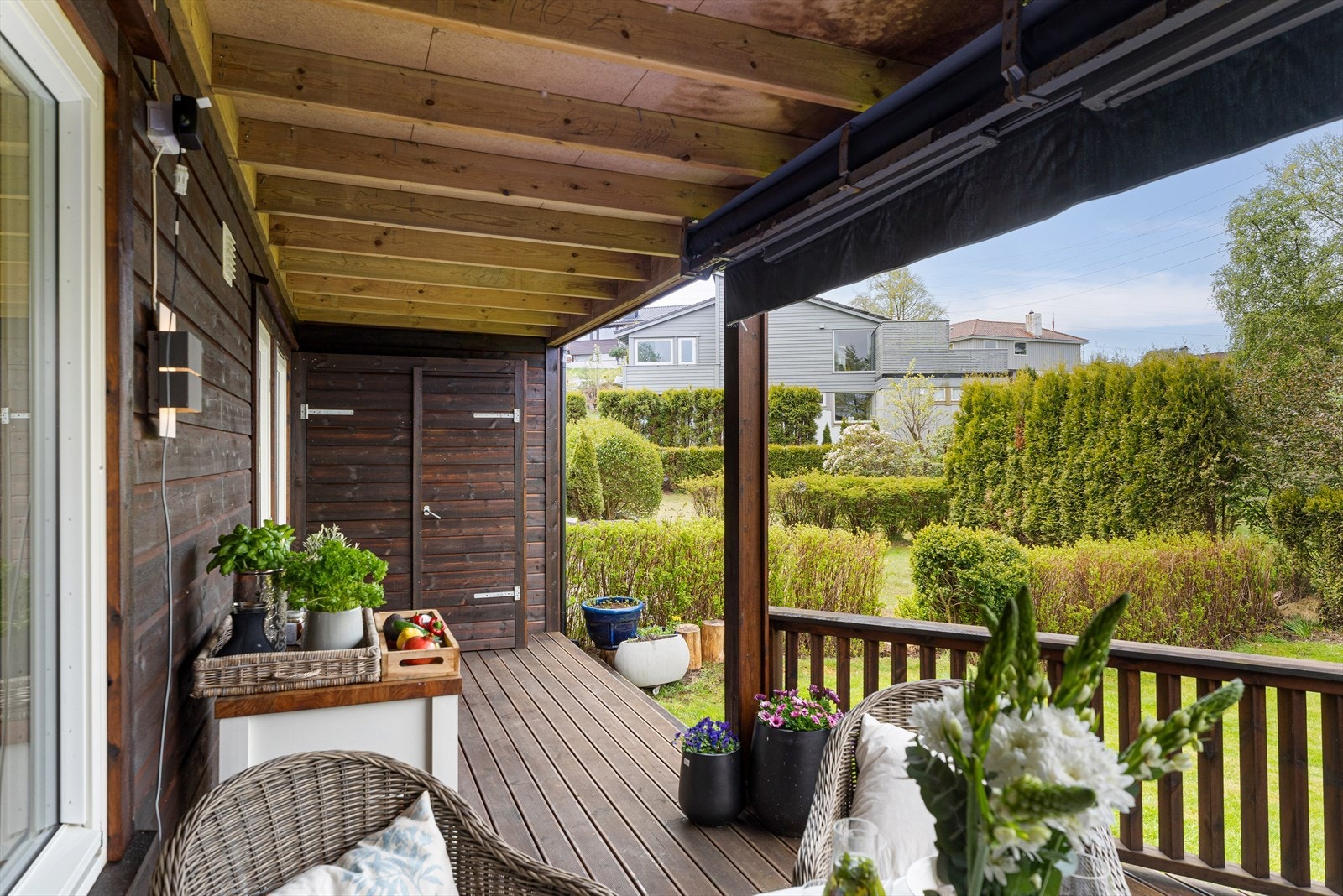 Fra TV-stuen er det utgang til en skjermet terrasse og hage. Galleribilde