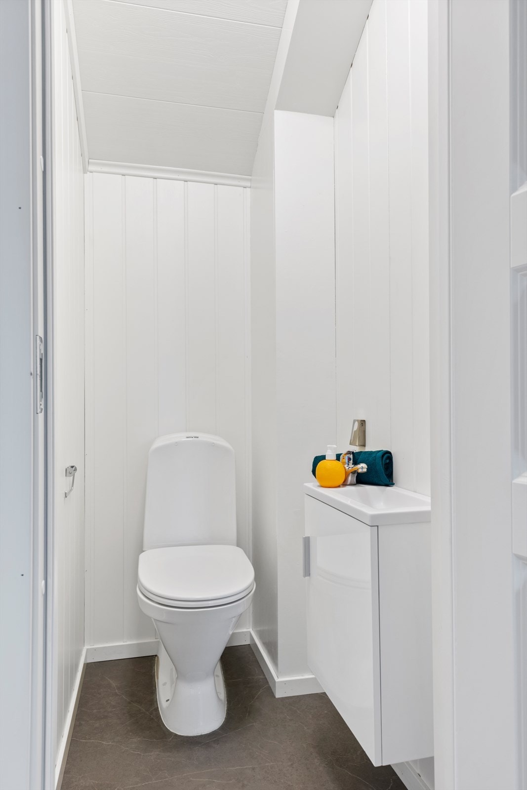 Toalettrommet ligger vegg-i-vegg med badet i loftsetasjen Galleribilde